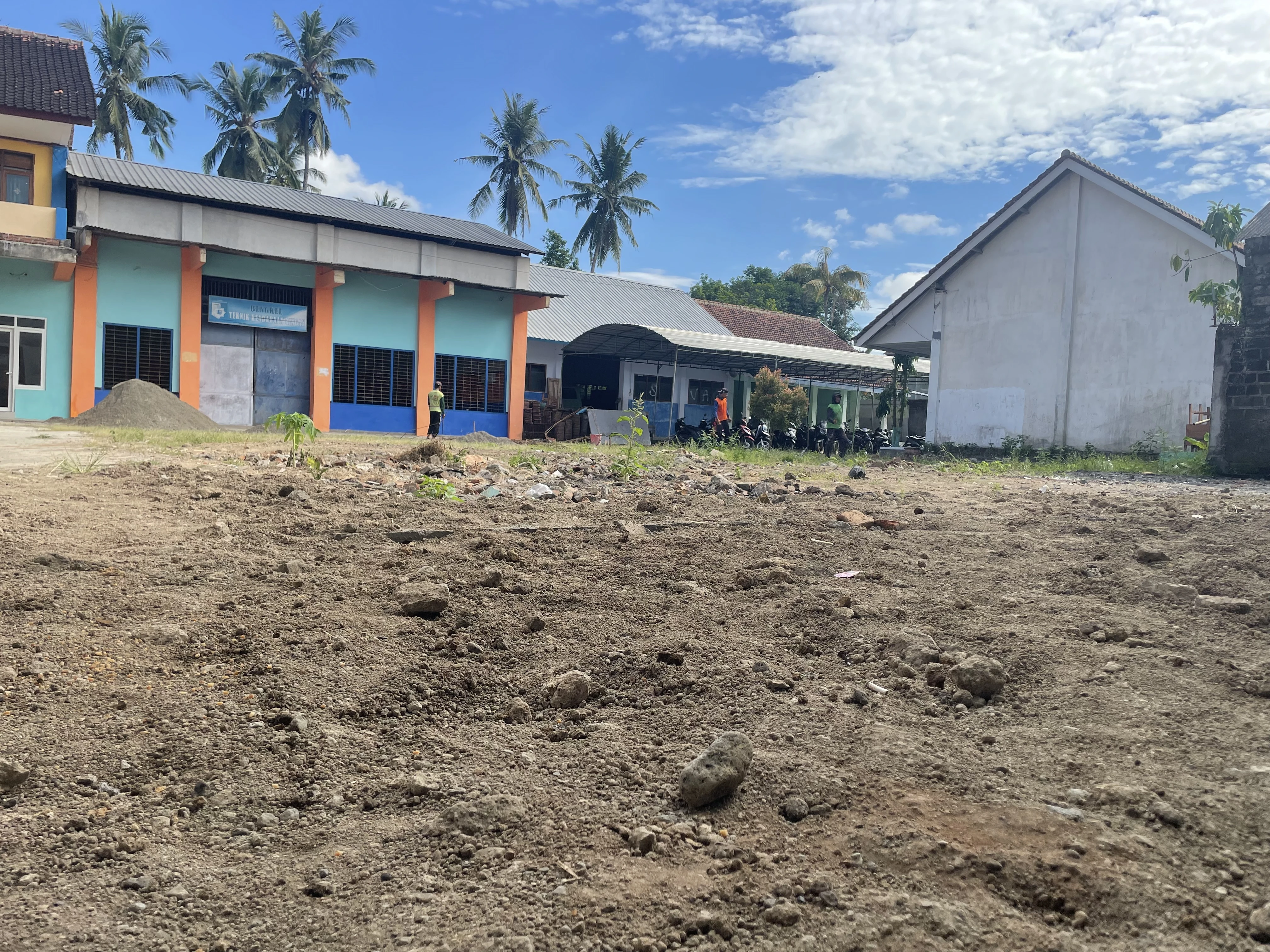 gambar SMK Mulia Srono Siap Menyambut Siswa Baru dengan Lapangan Futsal yang Segera Rampung dan Siap Digunakan